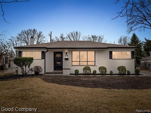 front view picture of 16979 Marguerite St, Franklin, MI. 48025