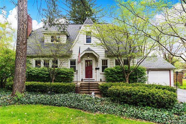 front view picture of 322 E 13 Mile Rd, Royal Oak, MI. 48073