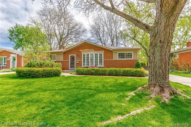front view picture of 17005 Marguerite St, Franklin, MI. 48025