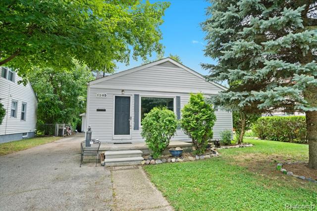 front view picture of 1203 W Windemere Ave, Royal Oak, MI. 48073
