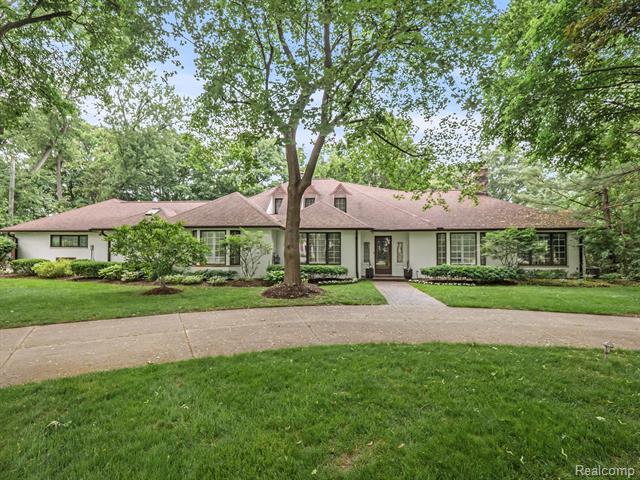 front view picture of 24596 Riverwood Dr, Franklin, MI. 48025