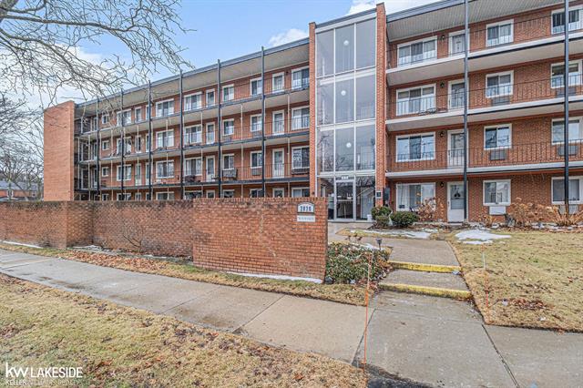 front view picture of 2820 Woodslee Dr, Royal Oak, MI. 48073