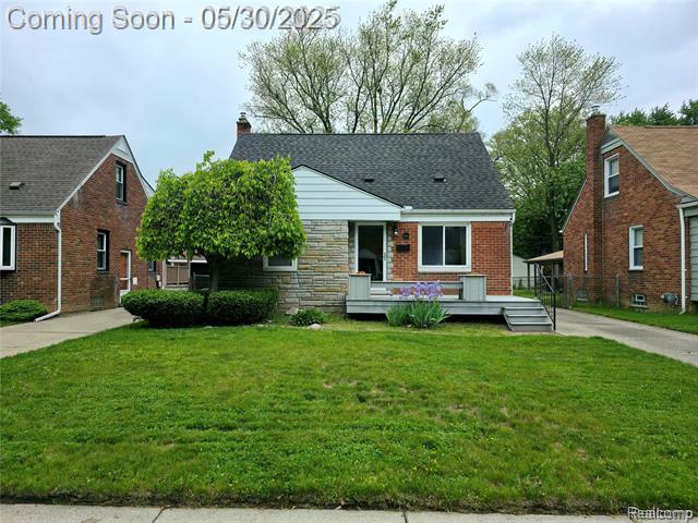 front view picture of 3026 N Blair Ave, Royal Oak, MI. 48073