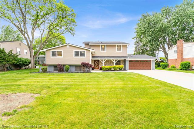 front view picture of 31240 Cline Dr, Franklin, MI. 48025