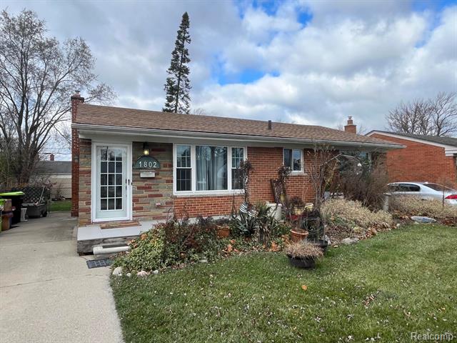 front view picture of 1802 Chaucer Ave, Madison Heights, MI. 48071