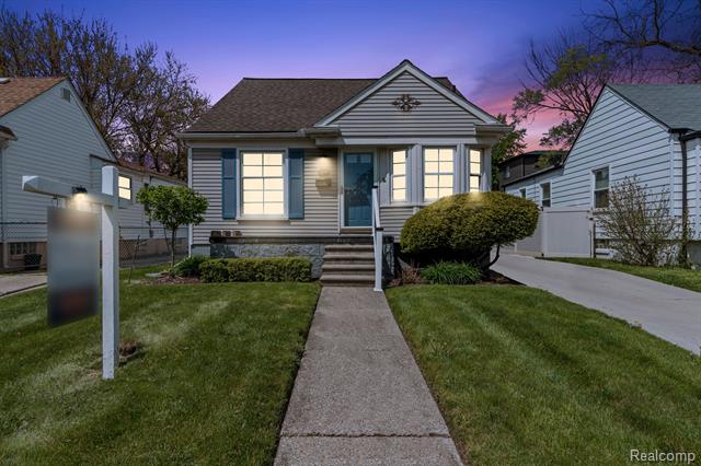 front view picture of 309 E 12 Mile Rd, Royal Oak, MI. 48073
