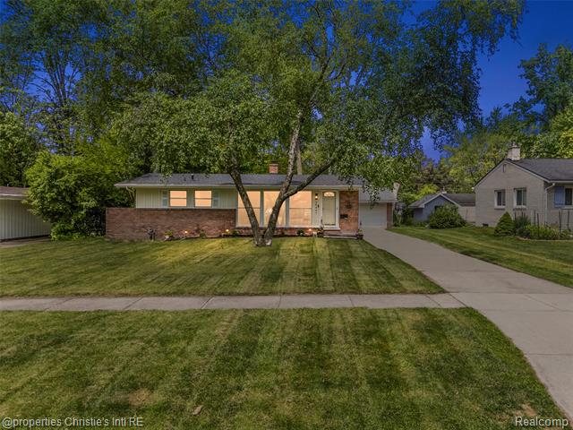 front view picture of 29447 Spring Hill Dr, Southfield, MI. 48076