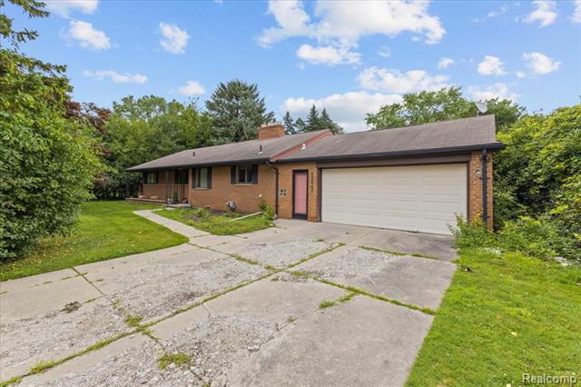 front view picture of 29460 Lathrup Blvd, Southfield, MI. 48076