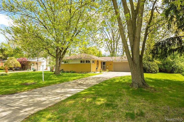 front view picture of 29546 Fall River Rd, Southfield, MI. 48076
