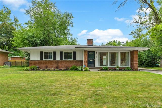 front view picture of 19425 Butternut Ln, Southfield, MI. 48076