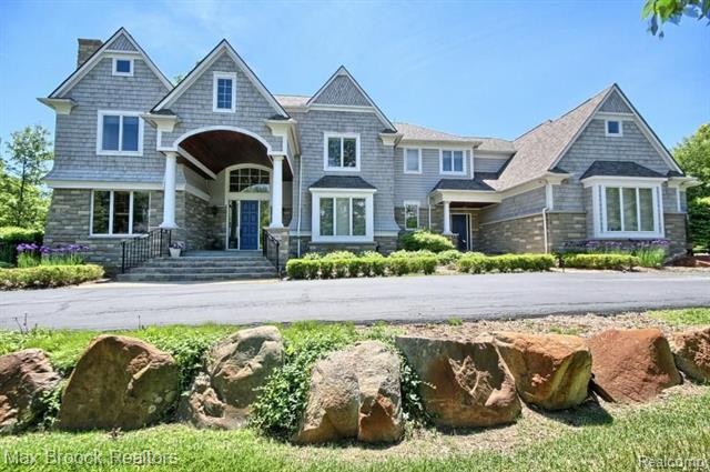 front view picture of 24811 Franklin Park Dr, Franklin, MI. 48025