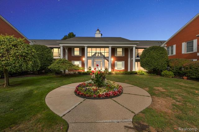 front view picture of 19710 W 13 Mile Rd, Franklin, MI. 48025