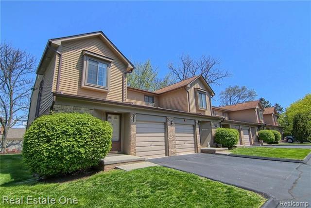 front view picture of 18674 W 13 Mile Rd, Franklin, MI. 48025