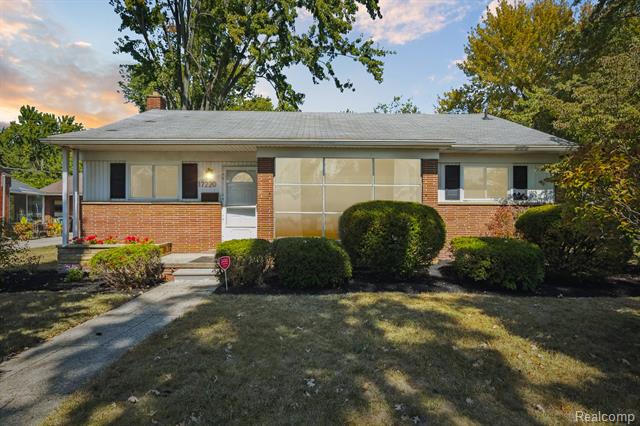front view picture of 17220 W 13 Mile Rd, Franklin, MI. 48025