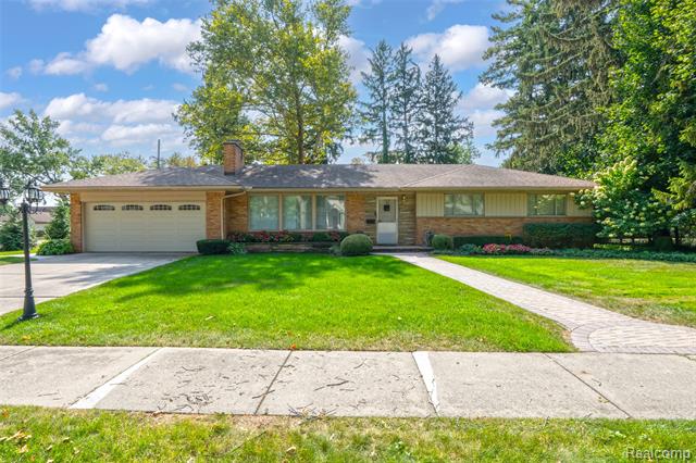 front view picture of 31607 Auburn Dr, Franklin, MI. 48025