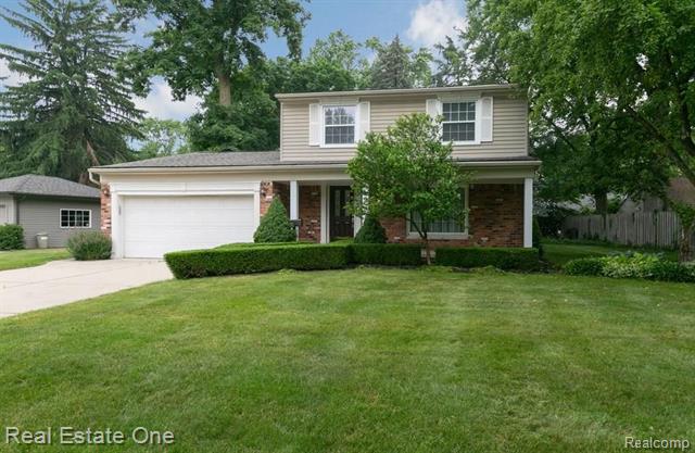 front view picture of 15940 Lauderdale Ave, Franklin, MI. 48025