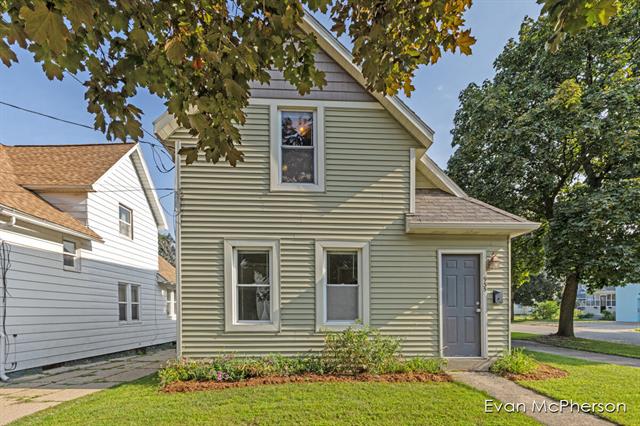 front view picture of 935 Watsonsw  Street, Grand Rapids, MI. 49504