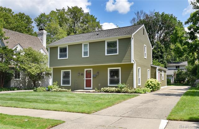 front view picture of 31690 Glencoe Dr, Franklin, MI. 48025