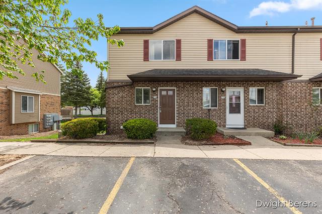 front view picture of 254 Carriagesw  Lane, Grand Rapids, MI. 49548