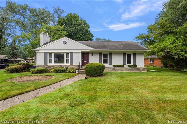 front view picture of 31711 Arlington Dr, Franklin, MI. 48025