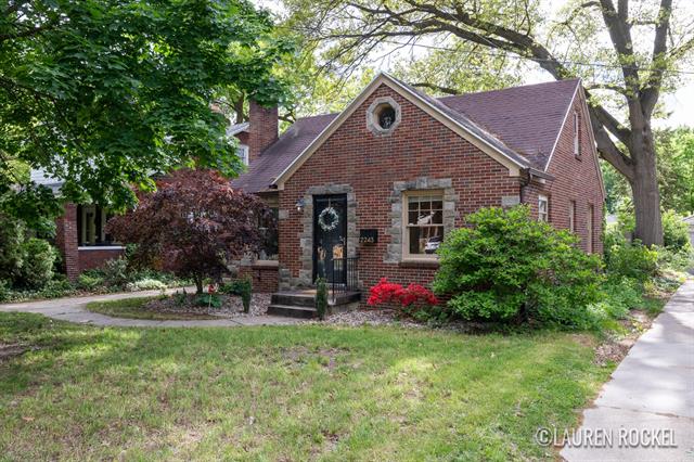 front view picture of 2243 Easternse  Avenue, Grand Rapids, MI. 49507