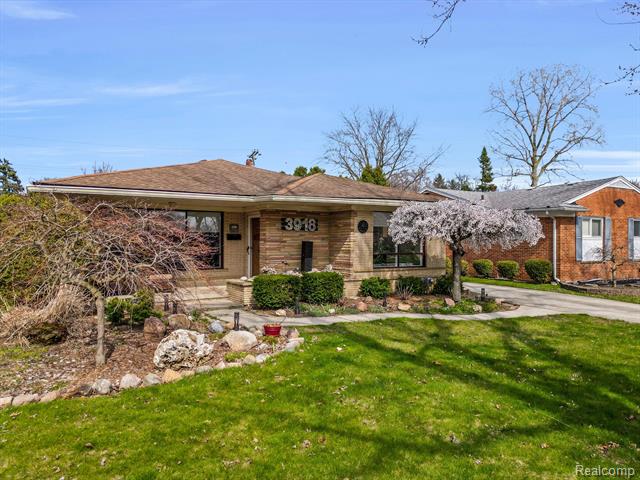front view picture of 3918 Auburn Dr, Royal Oak, MI. 48073