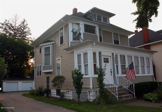 front view picture of 562 Columbus Avenue, Benton Harbor, MI. 49022