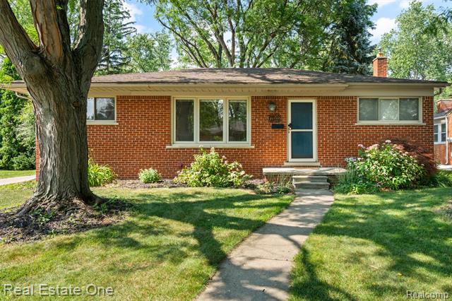 front view picture of 17022 Marguerite St, Franklin, MI. 48025