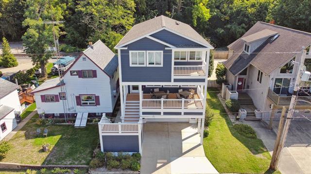 front view picture of 622 Vine Street, Saint Joseph, MI. 49085