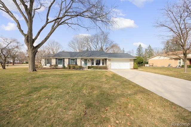 front view picture of 31407 Waltham Rd, Franklin, MI. 48025