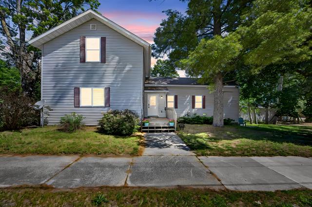 front view picture of 124 W Madison Street, Big Rapids, MI. 49307
