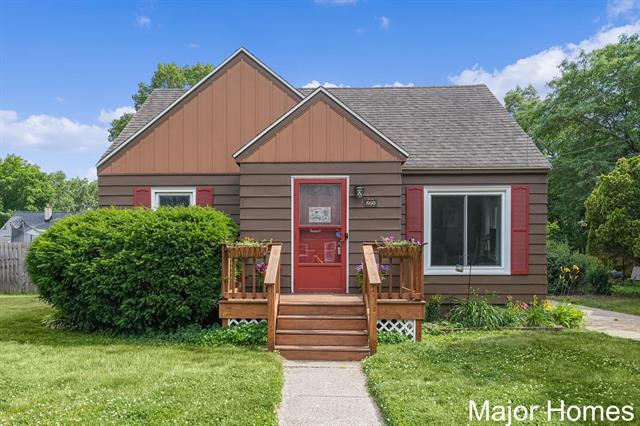 front view picture of 860 Beechsw  Street, Wyoming, MI. 49509