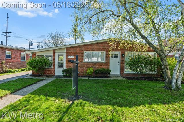 front view picture of 30826 Longfellow Ave, Madison Heights, MI. 48071