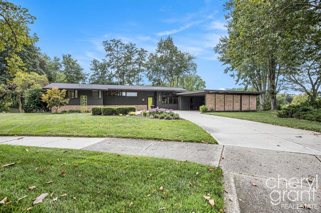 front view picture of 1825 Meadowfieldne , Grand Rapids, MI. 49505