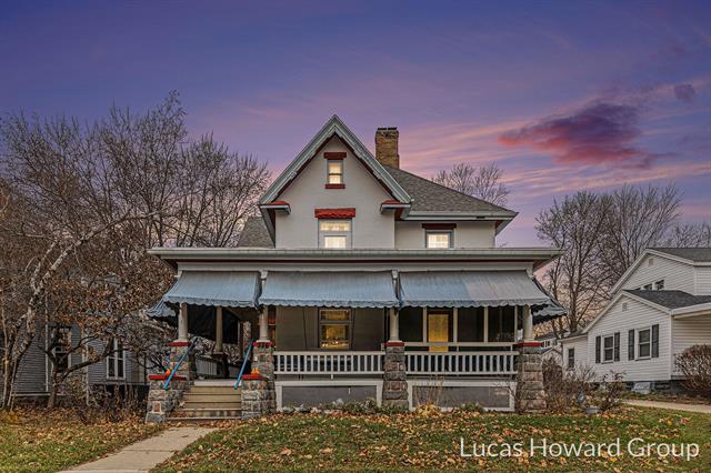 front view picture of 326 E Washington Street, Ionia, MI. 48846
