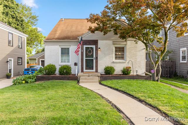 front view picture of 515 Algerse  Street, Grand Rapids, MI. 49507
