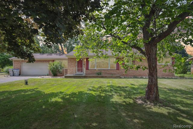 front view picture of 9766 Betty Drive, Brighton, MI. 48116