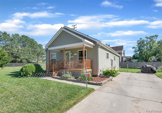 front view picture of 175 Rockwell Avenue, Pontiac, MI. 48341