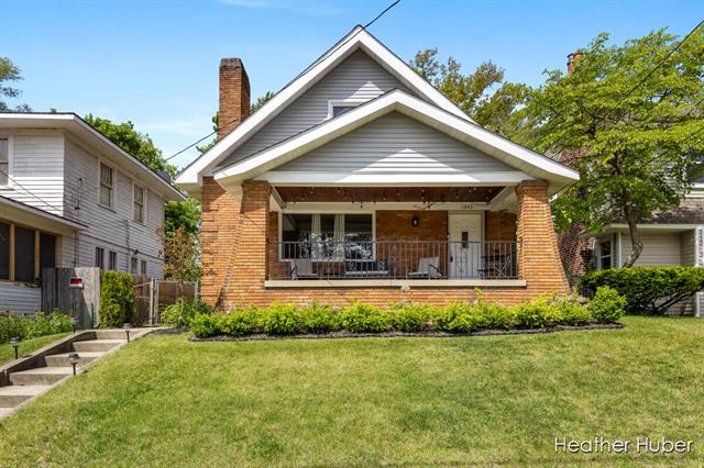 front view picture of 1043 Underwoodse  Avenue, Grand Rapids, MI. 49506