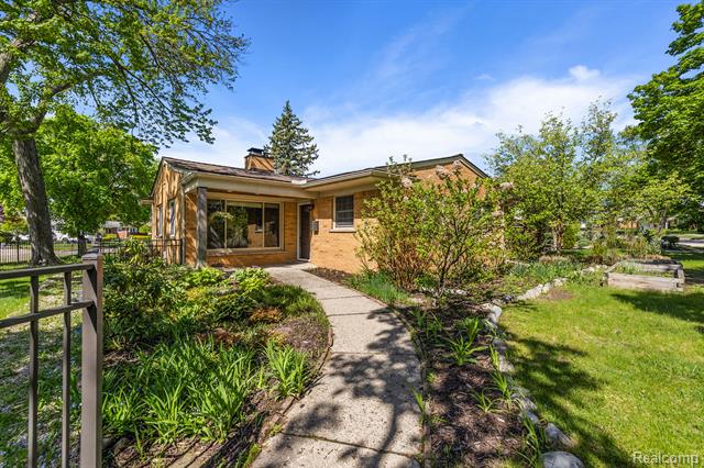 front view picture of 3907 Parkway Dr, Royal Oak, MI. 48073