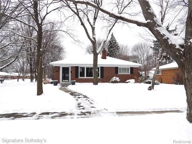 front view picture of 31813 Sheridan Dr, Franklin, MI. 48025