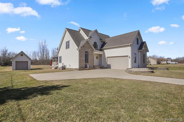 front view picture of 10102 N Fenton Road, Fenton, MI. 48430