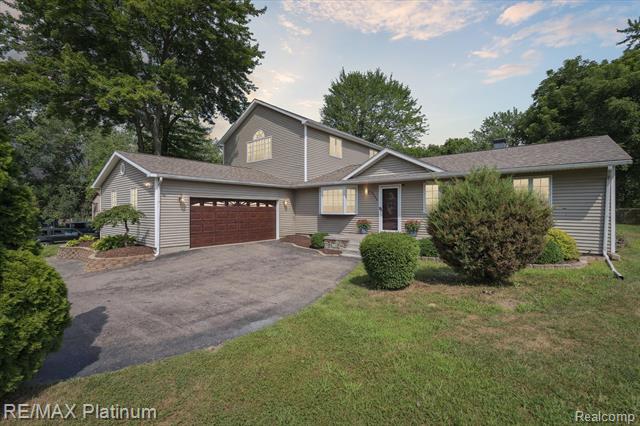 front view picture of 3302 Rolston Road, Fenton, MI. 48430