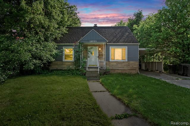 front view picture of 1621 Greenbrook Lane, Flint, MI. 48507
