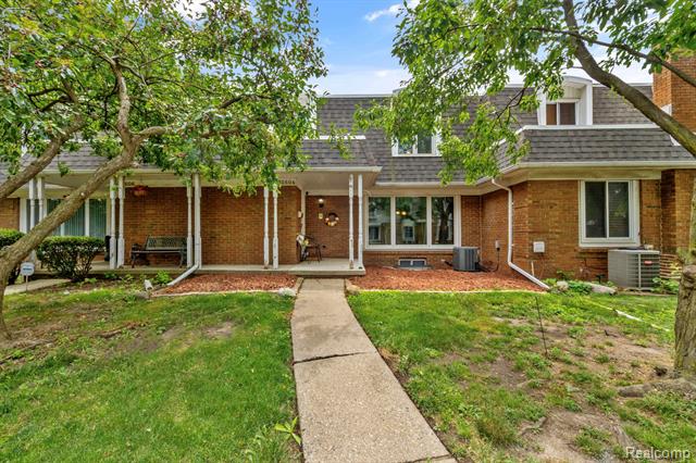 front view picture of 32604 Barclay Sq, Warren, MI. 48093