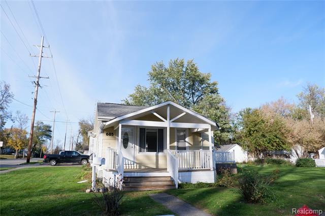 front view picture of 605 Spruce Street, Mount Morris, MI. 48458