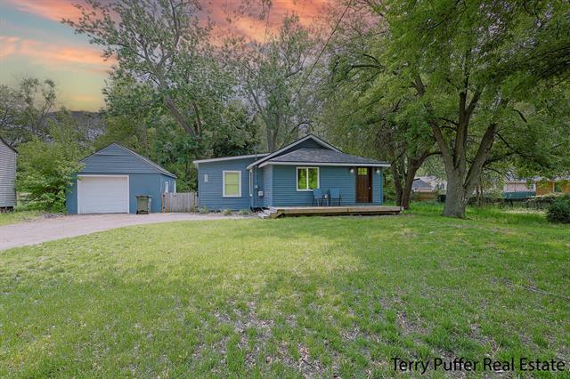 front view picture of 987 Oak Avenue, Muskegon, MI. 49442