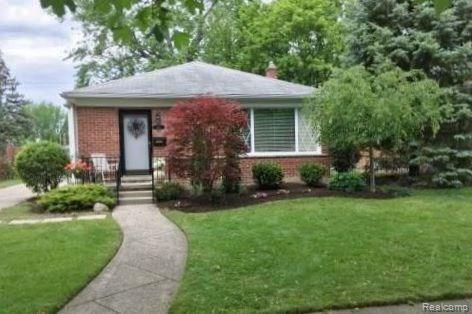 front view picture of 302 Charlotte Ave, Royal Oak, MI. 48073