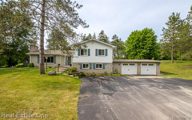 front view picture of 1400 W Predmore Rd., Oakland, MI. 48363