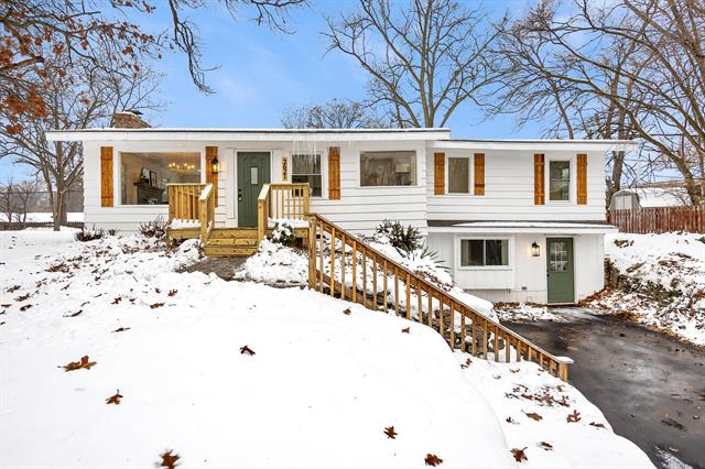 front view picture of 2621 Poesw  Avenue, Wyoming, MI. 49509